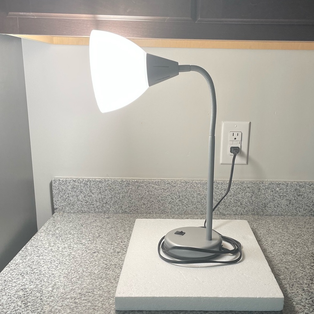EUC Small Flexible Gooseneck Table Lamp for home or Office on/off switch on base